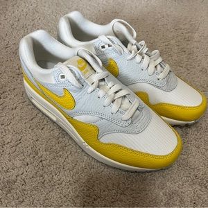 Women’s Nike Air Max Phantom Dust (yellow) 7.5